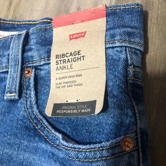 PRICE FIRM NWT Levis Ribcage Ankle Straight Medium Wash Jeans - Picture 3 of 4